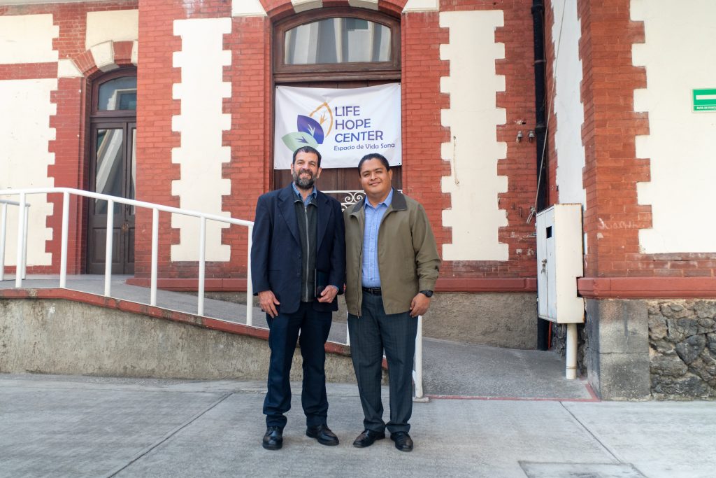 Eduardo Baig, director de Life Hope Center y el Pr. Josué Israel Fernández, pastor de la Iglesia Central CDMX.